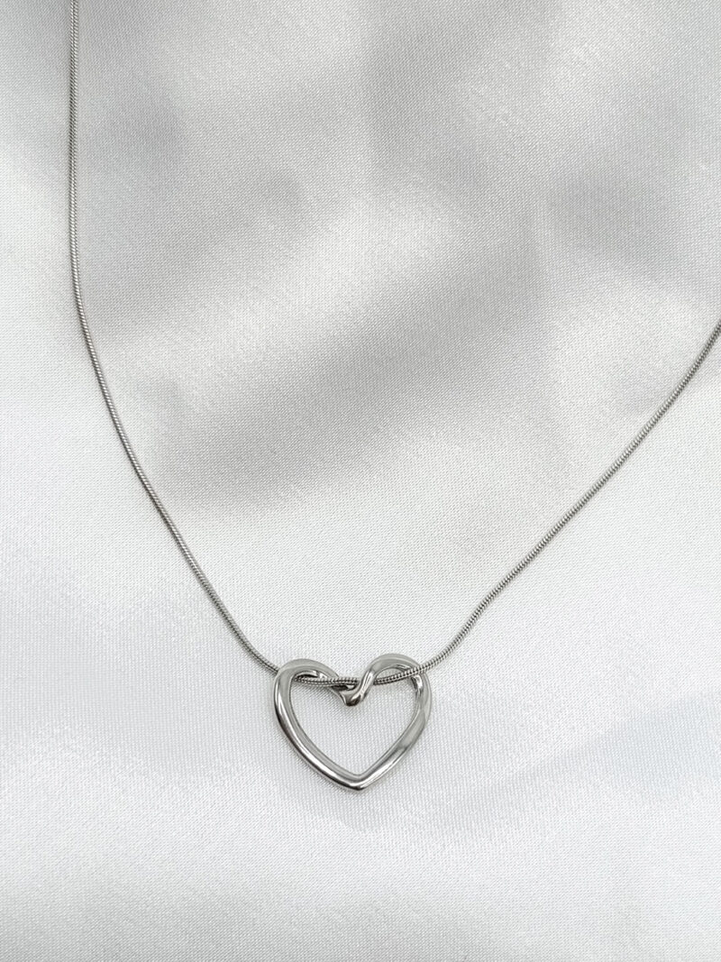 گردنبد زنانه قلب رنگ نقره ای برند Stainless Steel